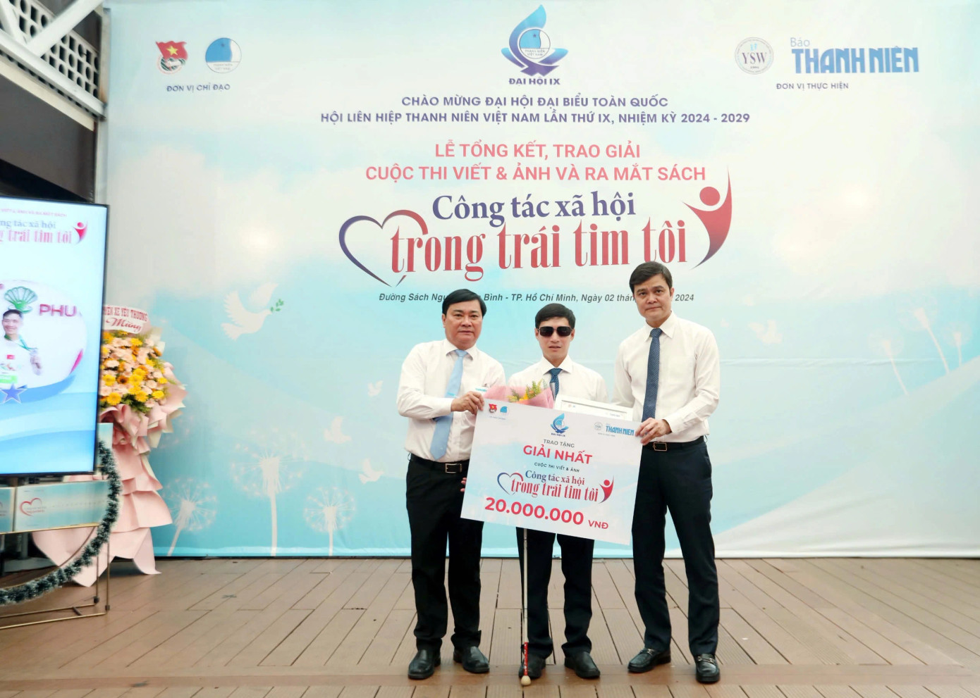 Anh Bùi Quang Huy - Ủy viên dự khuyết Trung ương Đảng, Bí thư thứ nhất T.Ư Đoàn và nhà báo Nguyễn Ngọc Toàn - Tổng Biên tập Báo Thanh Niên trao giải nhất cuộc thi cho tác giả Huỳnh Hữu Cảnh. Ảnh: Ngọc Dương Anh Bùi Quang Huy - Ủy viên dự khuyết Trung ương Đảng, Bí thư thứ nhất T.Ư Đoàn và nhà báo Nguyễn Ngọc Toàn - Tổng Biên tập Báo Thanh Niên trao giải nhất cuộc thi cho tác giả Huỳnh Hữu Cảnh. Ảnh: Ngọc Dương