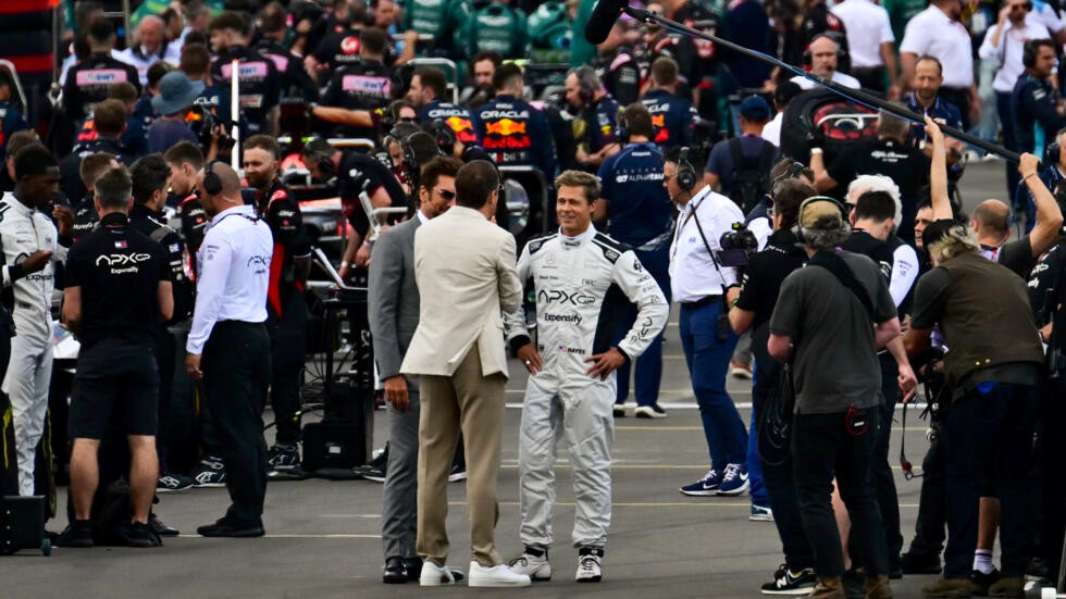 Brad Pitt trở thành tâm điểm chú ý tại chặng đua Grand Prix Vương Quốc Anh. Ảnh: Getty Images.