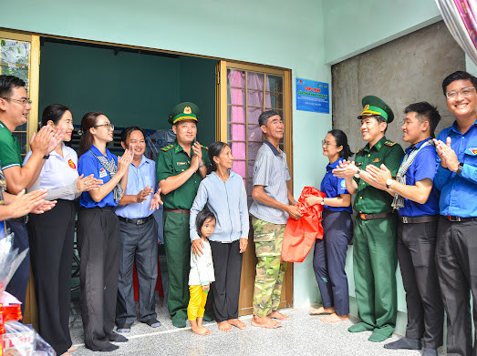 Ngày hoạt động cao điểm chung tay xây dựng xã đảo duy nhất của TPHCM. Ngày hoạt động cao điểm chung tay xây dựng xã đảo duy nhất của TPHCM.