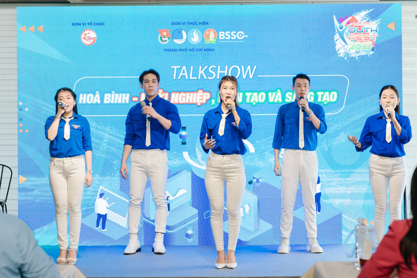 Trong bối cảnh hội nhập, thế hệ trẻ Việt Nam cần vươn xa, học hỏi, trau dồi kiến thức, mang về nước những ý tưởng đột phá, tạo lập giá trị mới, phục vụ cộng đồng. Trong bối cảnh hội nhập, thế hệ trẻ Việt Nam cần vươn xa, học hỏi, trau dồi kiến thức, mang về nước những ý tưởng đột phá, tạo lập giá trị mới, phục vụ cộng đồng.