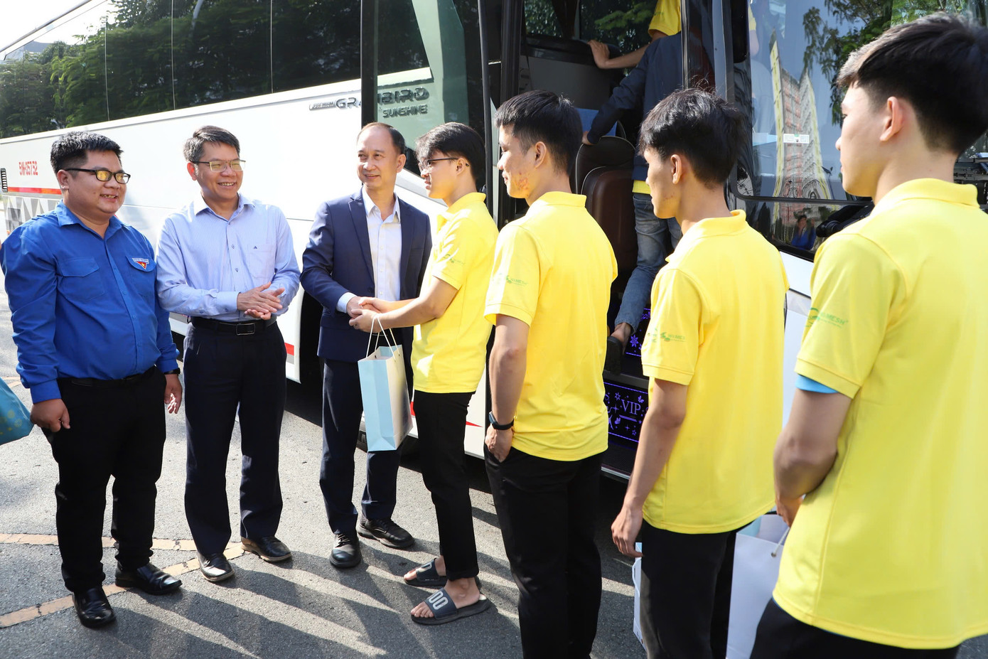 PGS.TS Trần Cao Vinh gửi lời chúc Tết trước khi các bạn sinh viên lên xe về quê đón Tết. Ảnh: Ngô Tùng