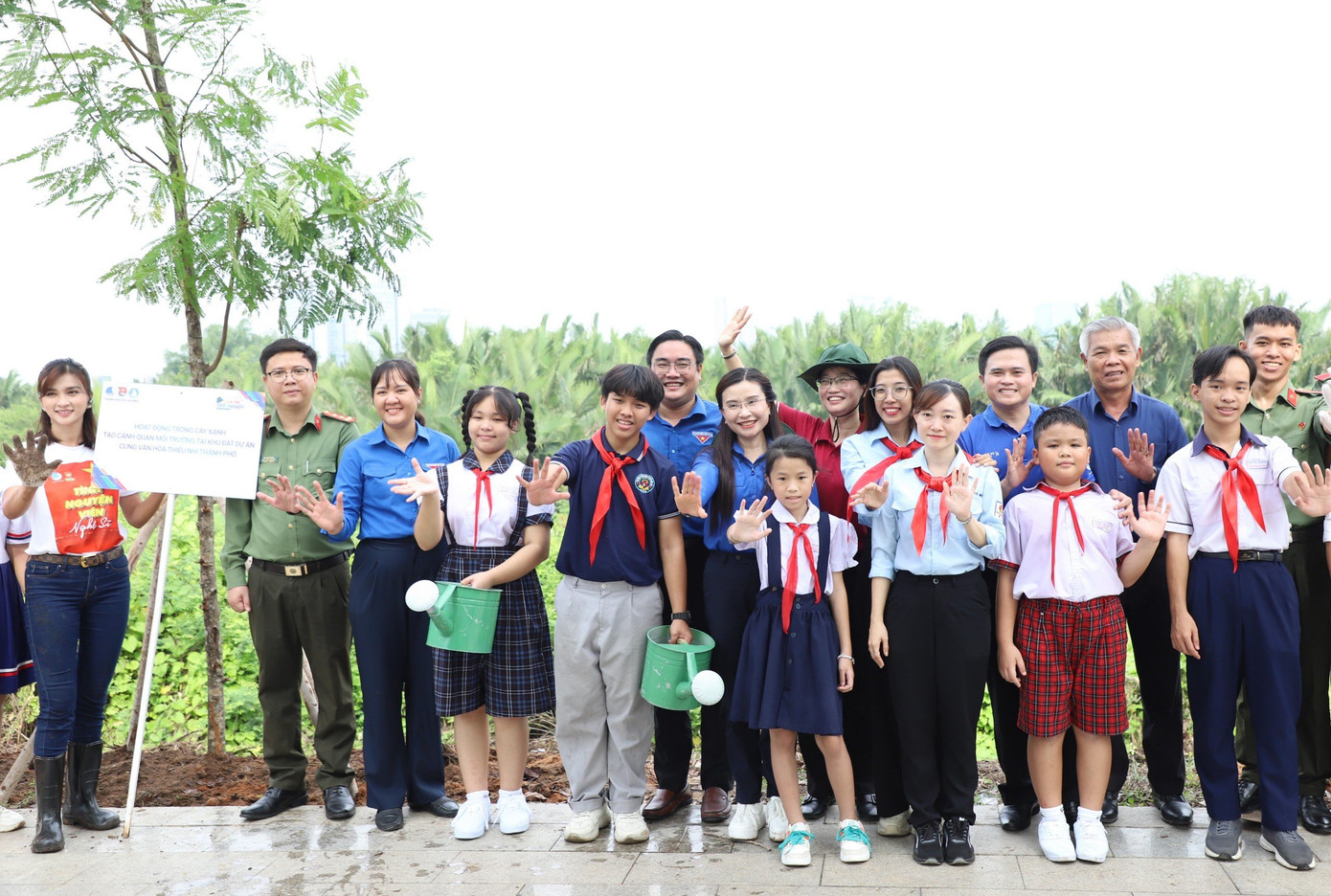 Lãnh đạo Trung ương Đoàn, Thành Đoàn TPHCM cùng thanh thiếu nhi tham gia trồng cây xanh tạo cảnh quan môi trường tại khu đất dự án Cung Văn hóa Thiếu nhi thành phố. Lãnh đạo Trung ương Đoàn, Thành Đoàn TPHCM cùng thanh thiếu nhi tham gia trồng cây xanh tạo cảnh quan môi trường tại khu đất dự án Cung Văn hóa Thiếu nhi thành phố.