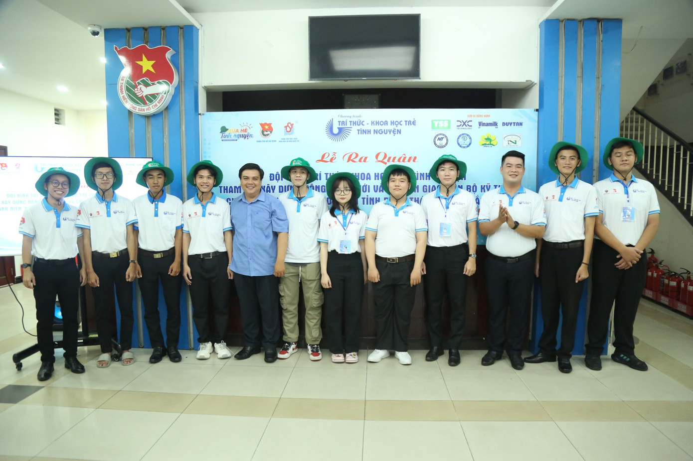 Các chiến sĩ tình nguyện hào hứng trong ngày ra quân.