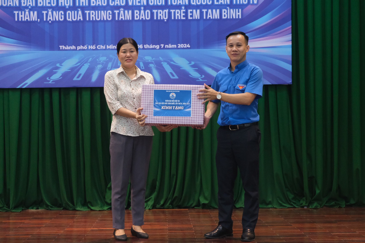 Anh Đỗ Công Tuân đại diện đoàn đại biểu trao tặng phần quà đến Trung tâm bảo trợ trẻ em Tam Bình. Ảnh: Phú Quang