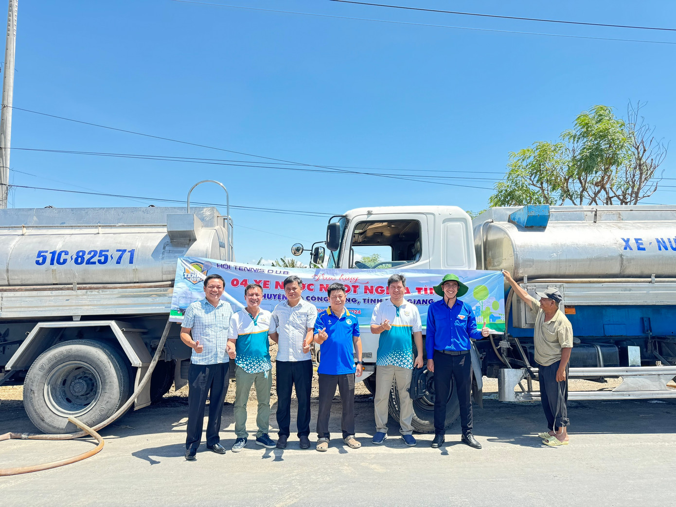 80.000 lít nước sạch do Quận Đoàn mang đến đã được bơm vào bồn chứa, từ đó sẽ được chia ra phân phát cho bà con trên địa bàn.