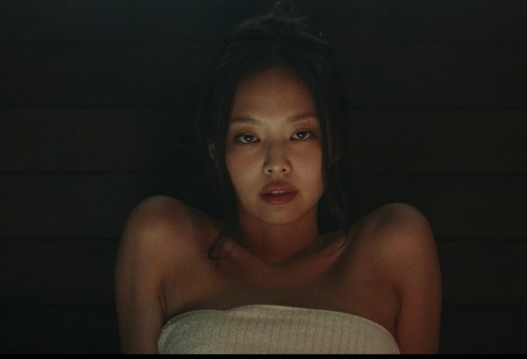 Biểu cảm bí ẩn của Jennie ở giữa phim. Ảnh: HBO Biểu cảm bí ẩn của Jennie ở giữa phim. Ảnh: HBO