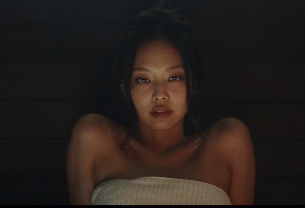 Biểu cảm bí ẩn của Jennie ở giữa phim. Ảnh: HBO