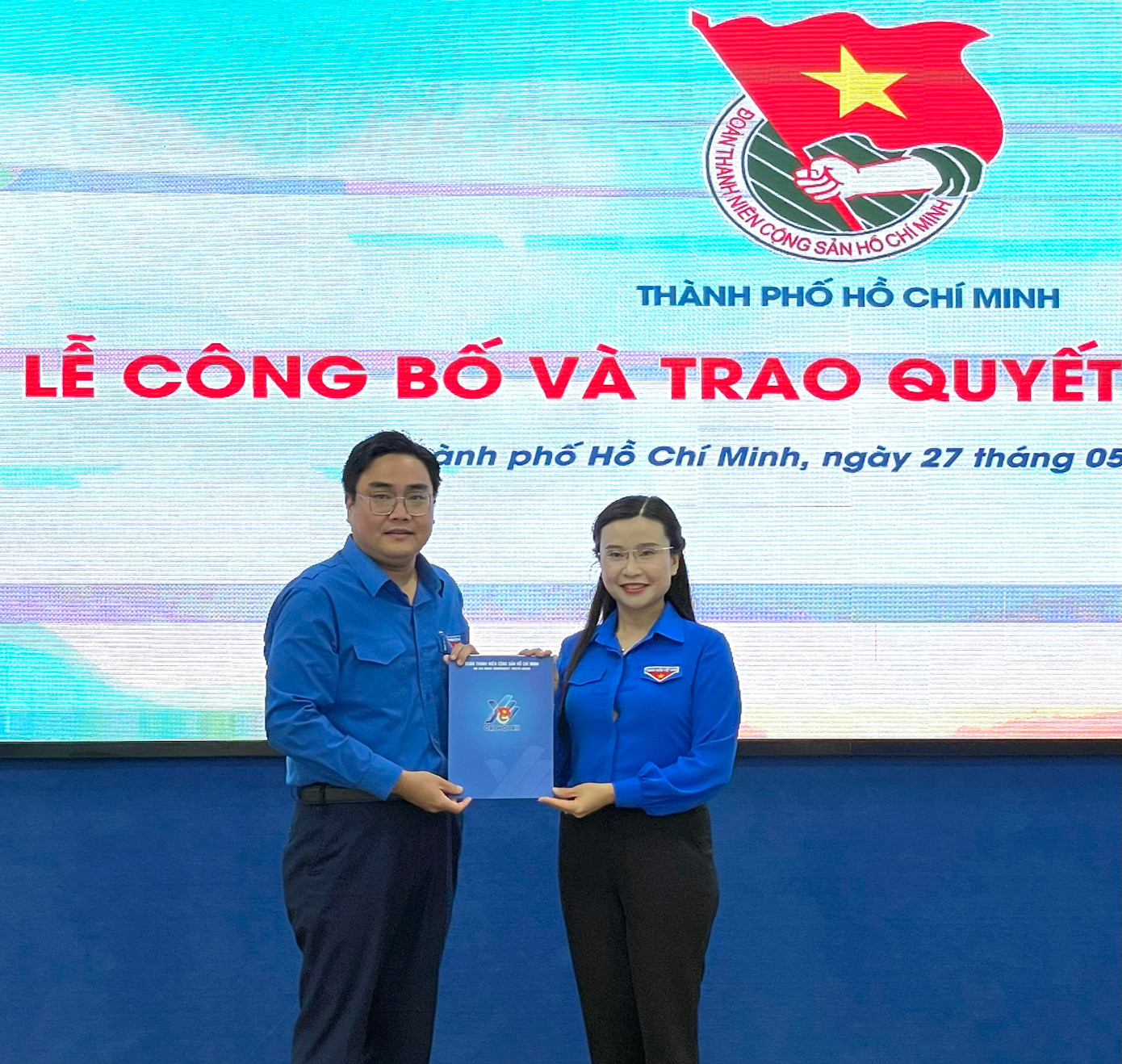 Chị Nguyễn Phạm Duy Trang trao quyết định của Ban Bí thư Trung ương Đoàn công nhận chức danh Bí thư Thành Đoàn TP.HCM cho anh Ngô Minh Hải