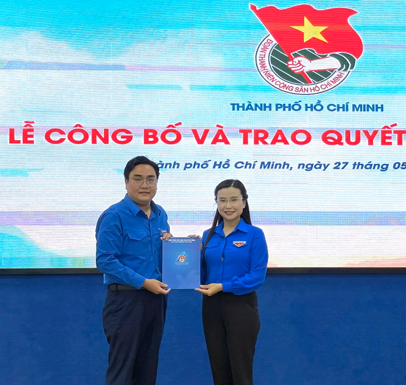 Chị Nguyễn Phạm Duy Trang trao quyết định của Ban Bí thư Trung ương Đoàn công nhận chức danh Bí thư Thành Đoàn TP.HCM cho anh Ngô Minh Hải