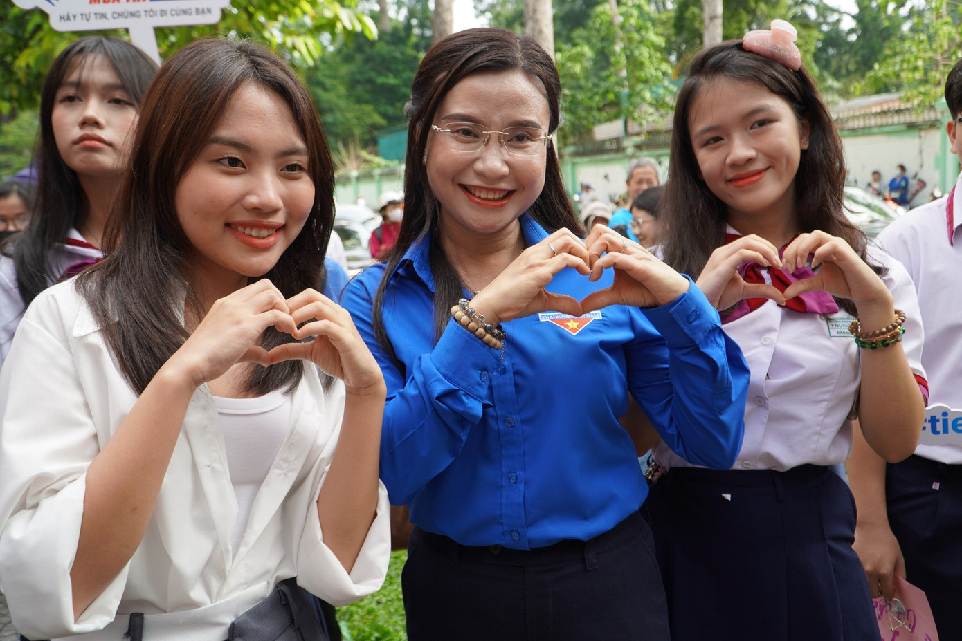 Đồng hành cùng chị Nguyễn Phạm Duy Trang - Bí thư T.Ư Đoàn, hoa hậu Lê Nguyễn Bảo Ngọc và ca sĩ Phương Mỹ Chi đã góp phần động viên tinh thần cho các thí sinh và tình nguyện viên trong ngày thi đầu tiên. Đồng hành cùng chị Nguyễn Phạm Duy Trang - Bí thư T.Ư Đoàn, hoa hậu Lê Nguyễn Bảo Ngọc và ca sĩ Phương Mỹ Chi đã góp phần động viên tinh thần cho các thí sinh và tình nguyện viên trong ngày thi đầu tiên.