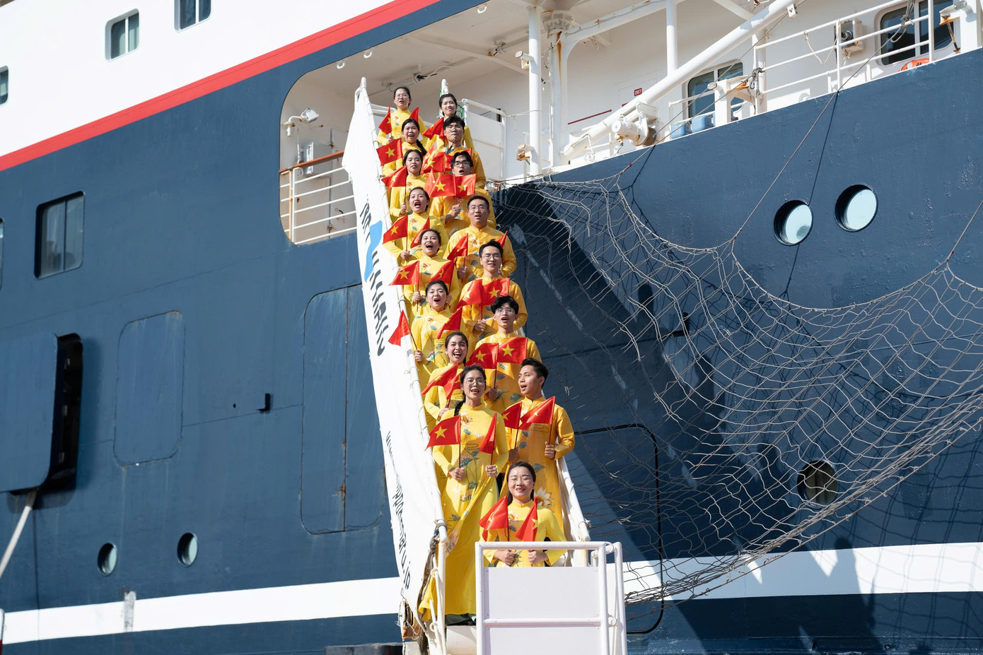 Đoàn đại biểu thanh niên Việt Nam nổi bật trong bộ áo dài màu vàng.