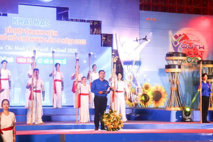 Anh Trương Minh Tước Nguyên - Phó Bí thư thường trực Thành Đoàn TPHCM, phát biểu khai mạc Lễ hội. Ảnh: Cẩm Tuyết