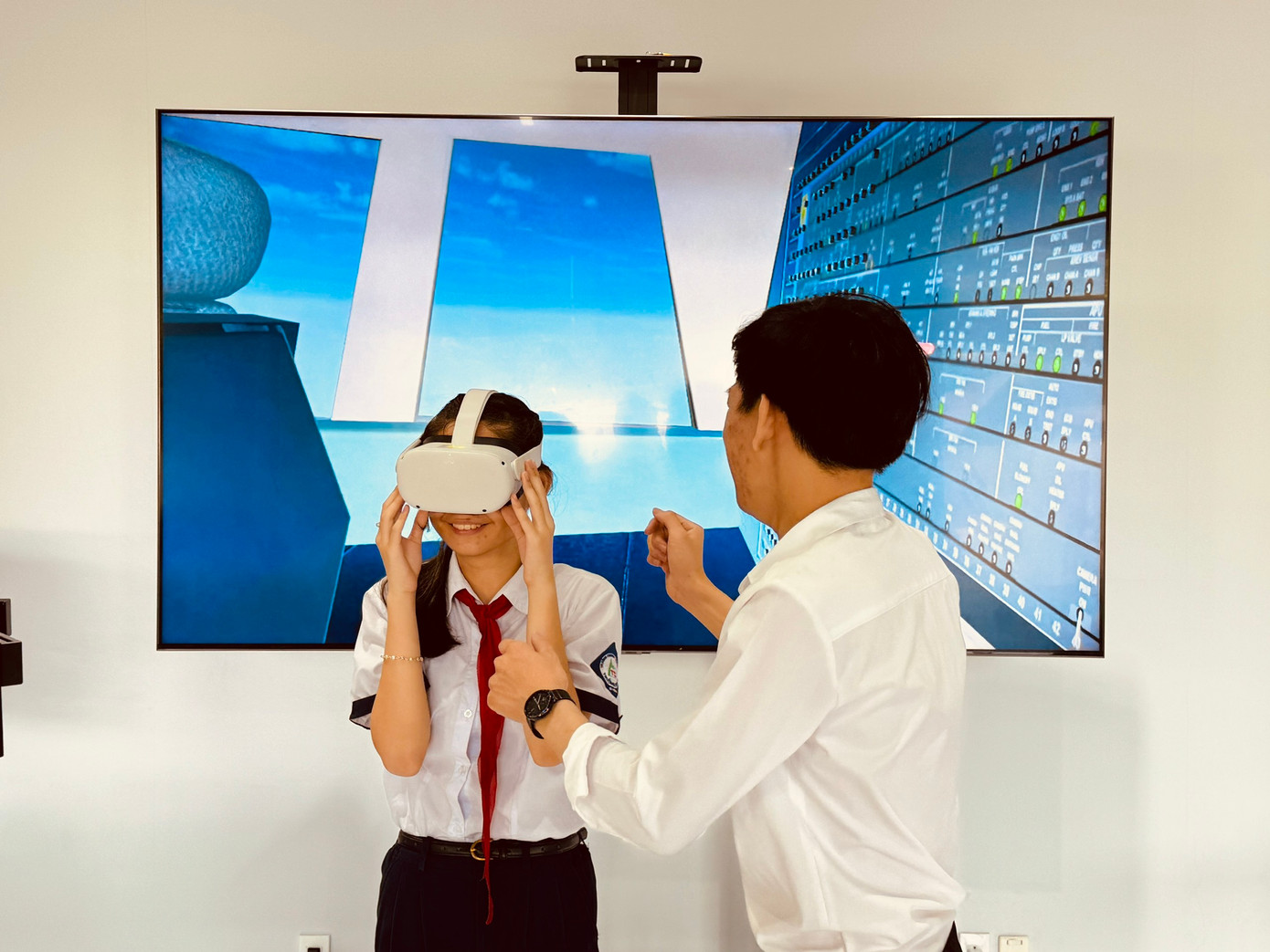 Các bạn đoàn viên, đội viên được trải nghiệm phòng E-lab thực tế ảo để hiểu rõ hơn về “quá trình máy bay cất cánh”. Các bạn đoàn viên, đội viên được trải nghiệm phòng E-lab thực tế ảo để hiểu rõ hơn về “quá trình máy bay cất cánh”.