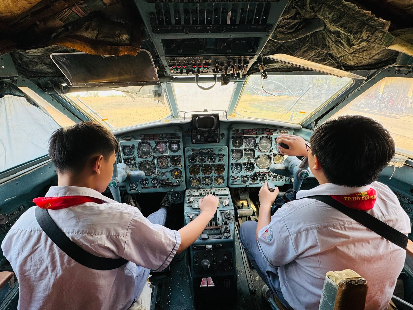 Các "phi công nhí" được tham quan máy bay thực tế, quan sát và trải nghiệm buồng lái. Các "phi công nhí" được tham quan máy bay thực tế, quan sát và trải nghiệm buồng lái.