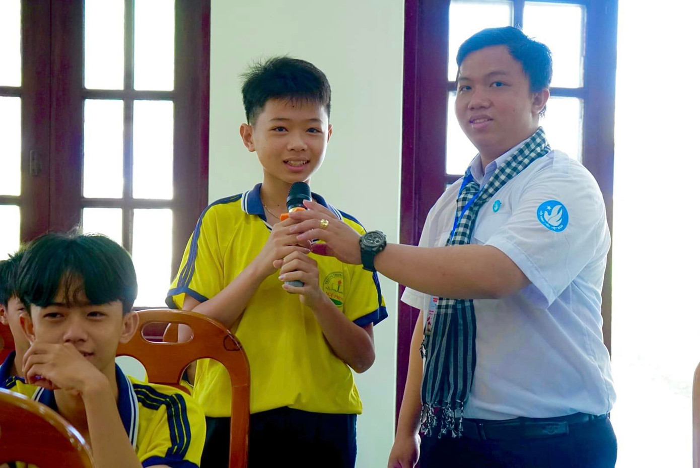 Buổi tập huấn chuyên đề “Nâng cao nhận thức về sức khỏe tâm thần” có sự tham gia của hơn 100 học sinh, tổng phụ trách đội và các cán bộ Đoàn xã Ngũ Phụng.