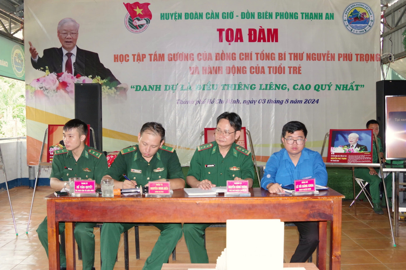 Các đồng chí đại diện Phòng Chính trị, Đồn Biên phòng Thạnh An và Huyện đoàn Cần Giờ chủ trì buổi tọa đàm. Ảnh: Mai Lan