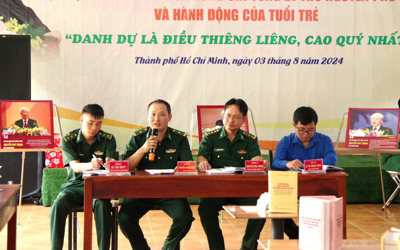 Các đồng chí đại diện Phòng Chính trị, Đồn Biên phòng Thạnh An và Huyện đoàn Cần Giờ chủ trì buổi tọa đàm. Ảnh: Mai Lan