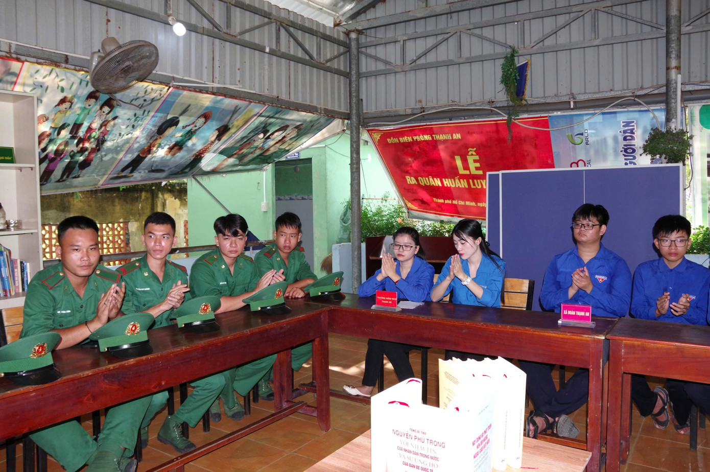 Các đồng chí đại diện Phòng Chính trị, Đồn Biên phòng Thạnh An và Huyện đoàn Cần Giờ chủ trì buổi tọa đàm. Ảnh: Mai Lan