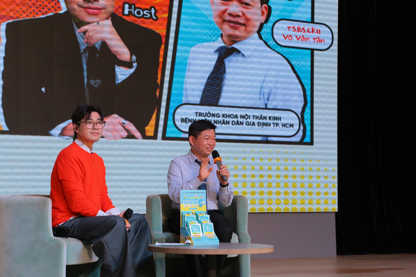 Bác sĩ Võ Văn Tân cùng host Thầy Beo U40 trò chuyện với sinh viên về vấn đề cột sống tại buổi talkshow "Kết án Hung thủ “S” - Vì tương lai cột sống GenZ".