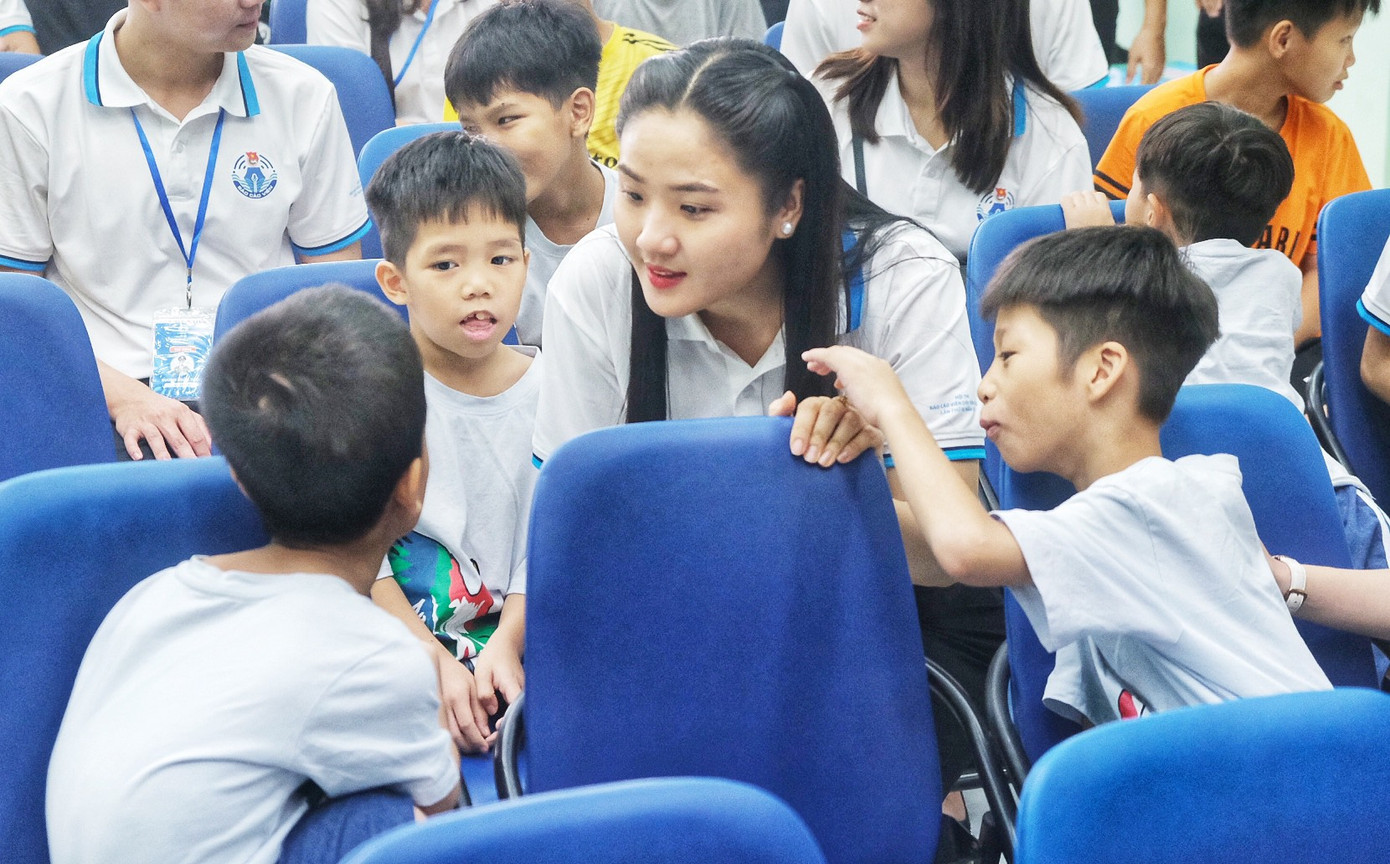 Sự xuất hiện của các anh chị báo cáo viên đã thắp sáng nụ cười các em nhỏ tại Trung tâm bảo trợ trẻ em Tam Bình. Ảnh: Phú Quang