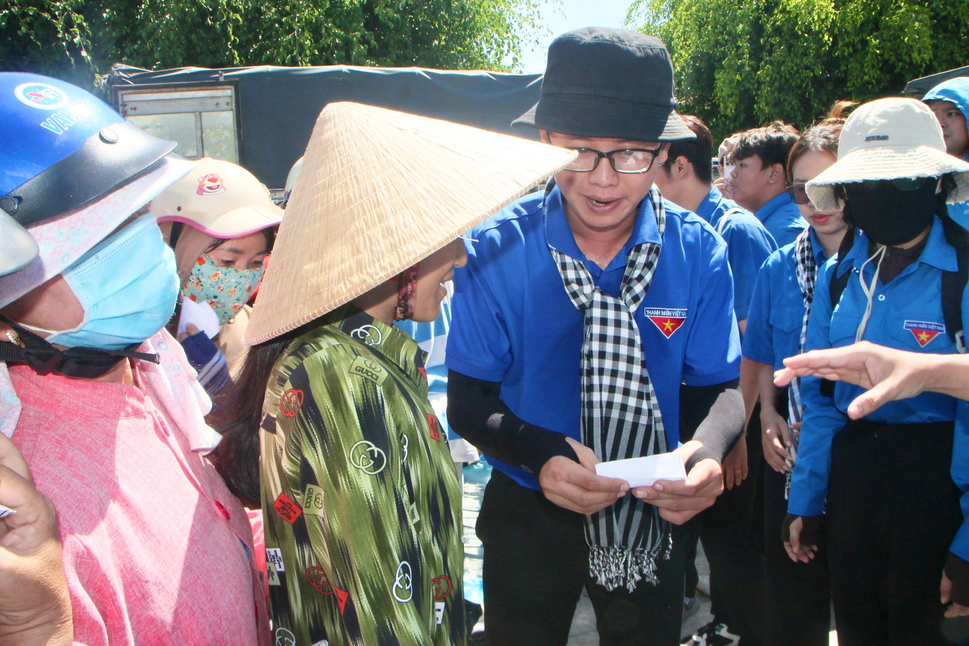 Tôn vinh giá trị nhân văn truyền thống “Uống nước nhớ nguồn”, “Lá lành đùm lá rách".