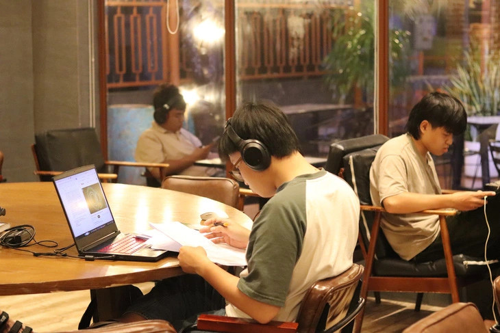 Người trẻ dành quá nhiều thời gian ngồi làm việc, giải trí với màn hình điện thoại, máy tính có nguy cơ cao mắc các bệnh về cột sống.