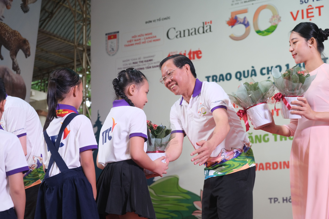 Ông Phan Văn Mãi - Chủ tịch UBND TPHCM trao phần quà tặng học sinh tiêu biểu tại chương trình "Cột mốc vàng". (Ảnh: Phú Quang) Ông Phan Văn Mãi - Chủ tịch UBND TPHCM trao phần quà tặng học sinh tiêu biểu tại chương trình "Cột mốc vàng". (Ảnh: Phú Quang)