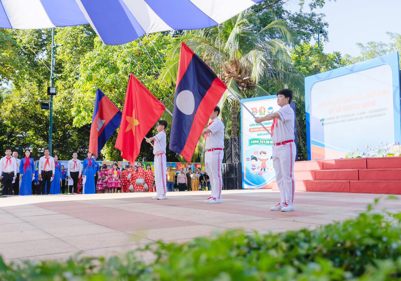 Quốc kỳ ba nước Việt Nam - Lào - Campuchia tung bay trong buổi lễ khai mạc Liên hoan thiếu nhi Việt Nam - Lào - Campuchia năm 2024.