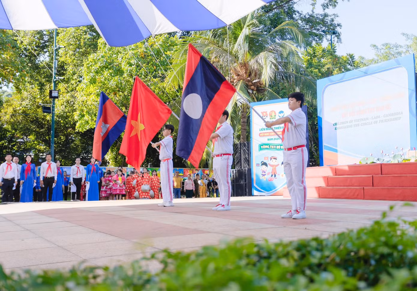 Quốc kỳ ba nước Việt Nam - Lào - Campuchia tung bay trong buổi lễ khai mạc Liên hoan thiếu nhi Việt Nam - Lào - Campuchia năm 2024. Quốc kỳ ba nước Việt Nam - Lào - Campuchia tung bay trong buổi lễ khai mạc Liên hoan thiếu nhi Việt Nam - Lào - Campuchia năm 2024.