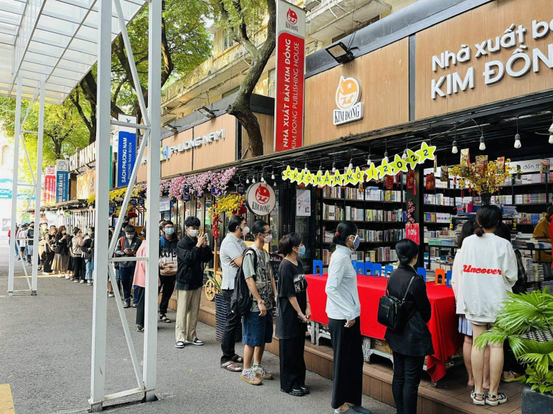 Cảnh tượng hàng dài người xếp hàng mua truyện tại Hà Nội.