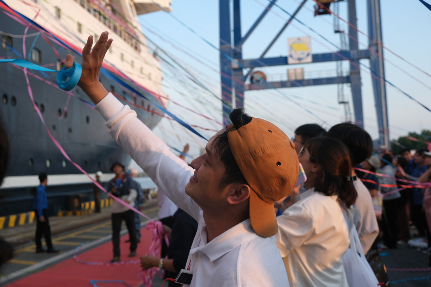 Dưới ánh hoàng hôn tại cảng Tân Cảng, đây có thể coi là một trong những khoảnh khắc đẹp nhất của chương trình Tàu Thanh niên Đông Nam Á - Nhật Bản năm nay. Ảnh: Phú Quang