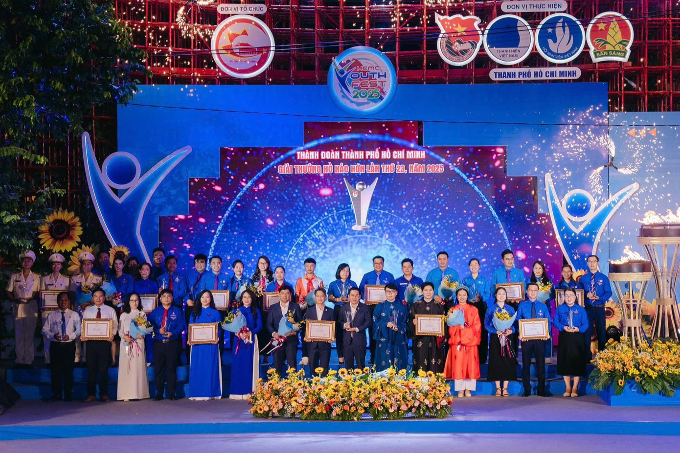 13 mô hình, giải pháp xuất sắc được vinh danh. 13 mô hình, giải pháp xuất sắc được vinh danh.