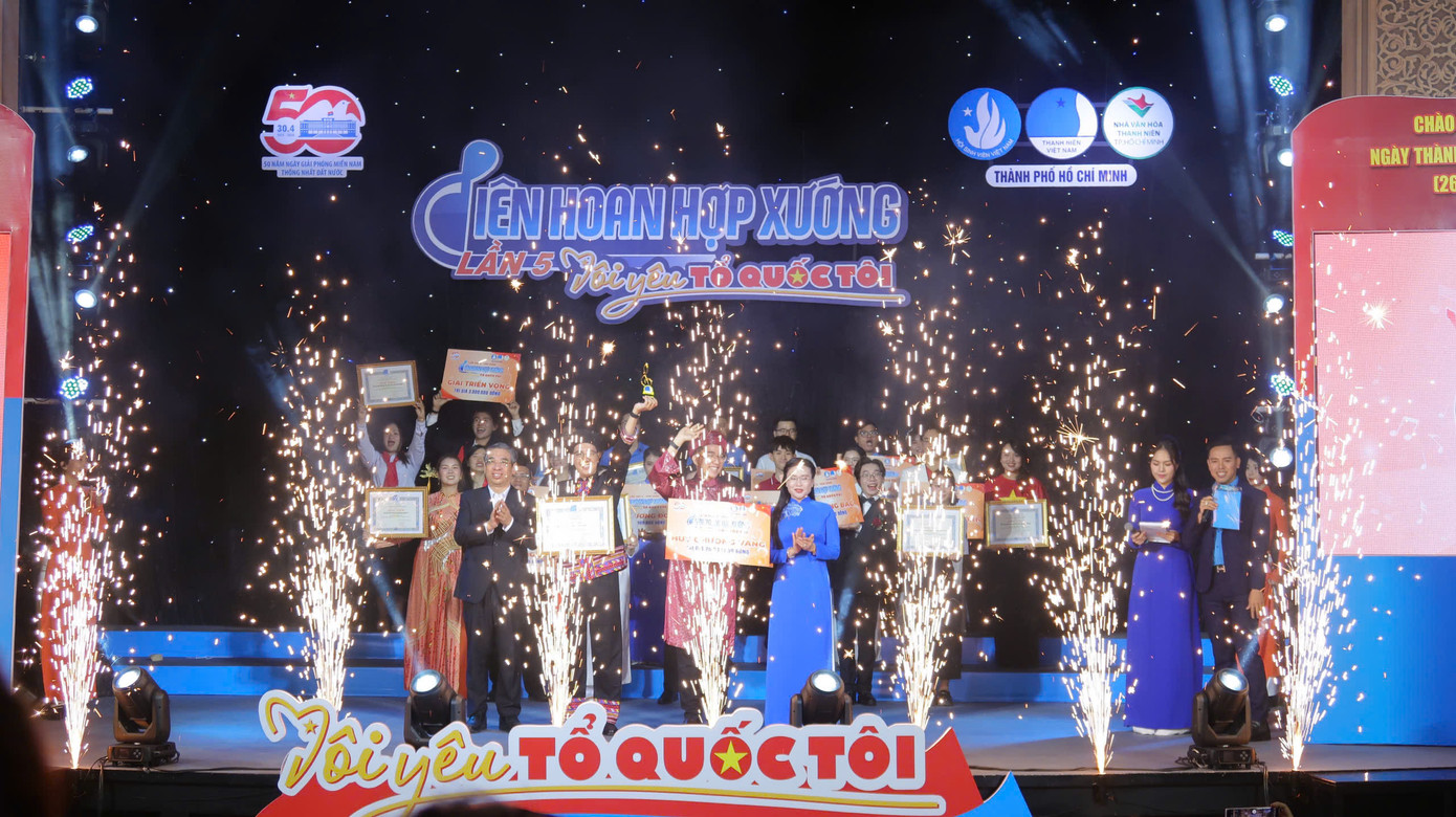 Chị Nguyễn Phạm Duy Trang - Bí thư Trung ương Đoàn, Chủ tịch Hội đồng Đội Trung ương; ông Nguyễn Phước Lộc - Phó Bí thư Thành ủy, Chủ tịch Ủy ban MTTQ Việt Nam TPHCM trao giải Nhất cho dàn hợp xướng của Hội LHTN Quận Tân Bình. Chị Nguyễn Phạm Duy Trang - Bí thư Trung ương Đoàn, Chủ tịch Hội đồng Đội Trung ương; ông Nguyễn Phước Lộc - Phó Bí thư Thành ủy, Chủ tịch Ủy ban MTTQ Việt Nam TPHCM trao giải Nhất cho dàn hợp xướng của Hội LHTN Quận Tân Bình.