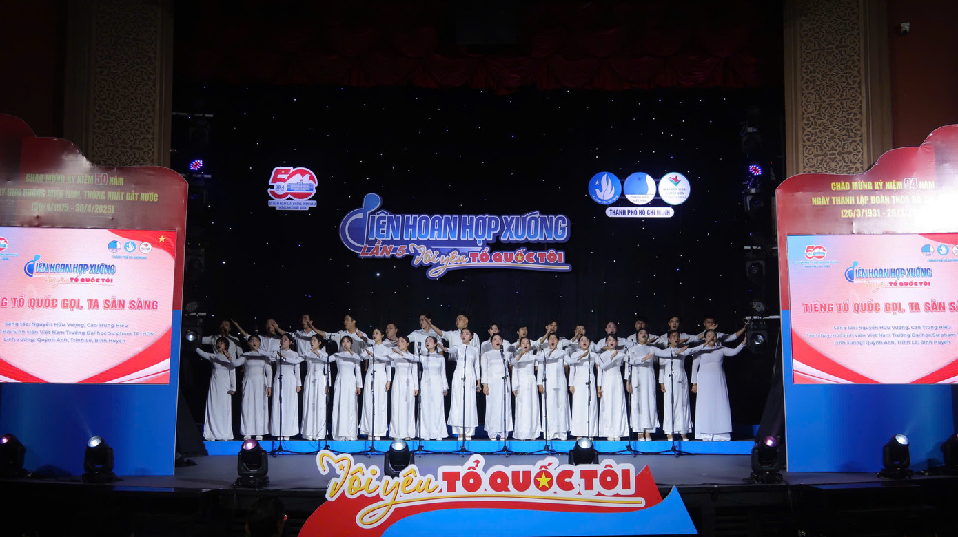 Vòng chung kết Liên hoan hợp xướng lần thứ 5 với chủ đề "Tôi yêu Tổ quốc tôi" đã mang đến nhiều tiết mục hào hùng, giàu cảm xúc. Vòng chung kết Liên hoan hợp xướng lần thứ 5 với chủ đề "Tôi yêu Tổ quốc tôi" đã mang đến nhiều tiết mục hào hùng, giàu cảm xúc.