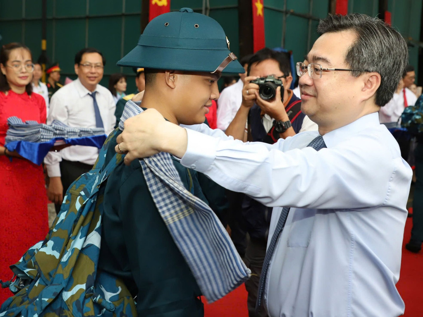 Phó Bí thư Thường trực Thành ủy TPHCM Nguyễn Thanh Nghị trao khăn, động viên tân binh lên đường nhập ngũ. Ảnh: Ngô Tùng