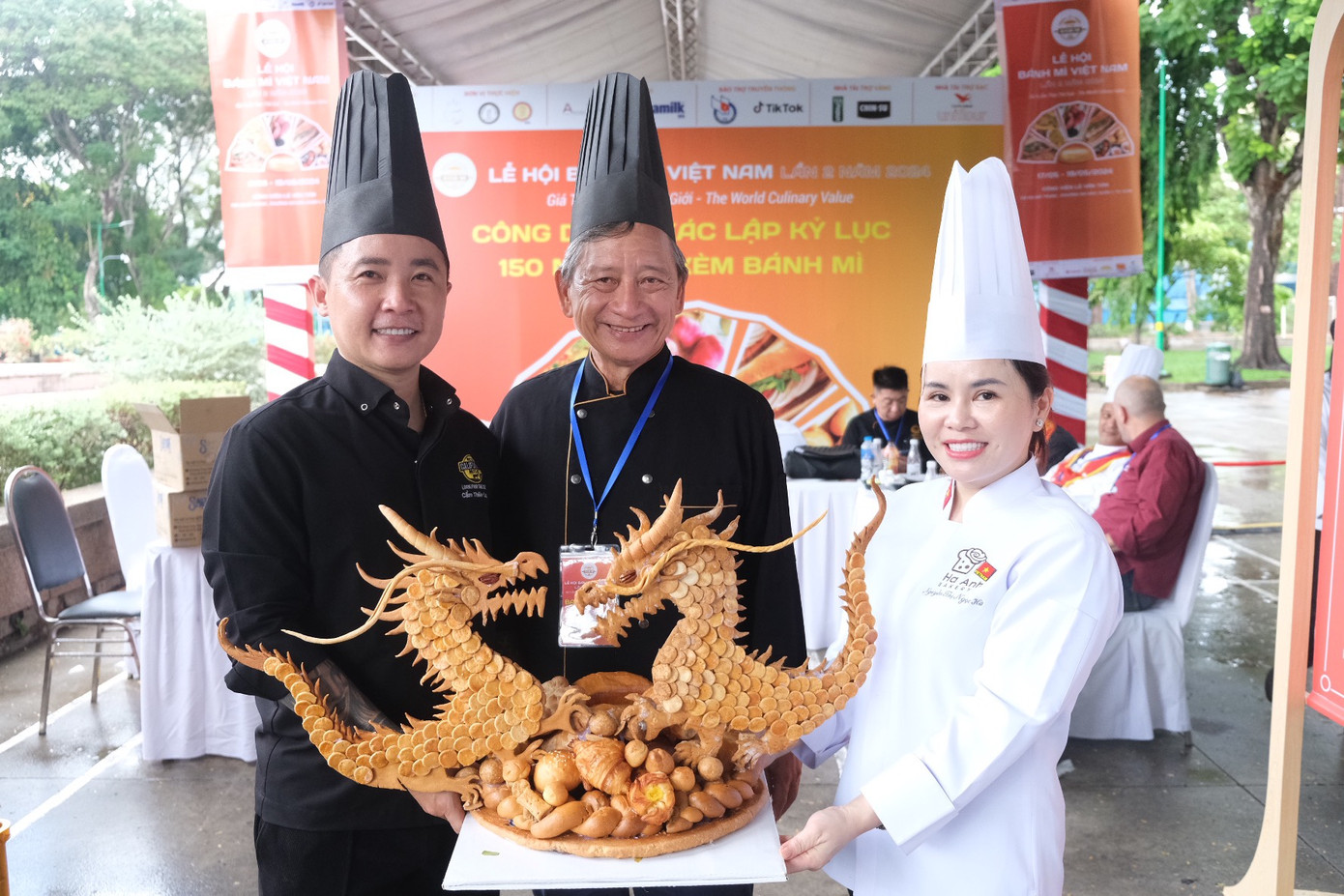 Đầu bếp Việt Nam và những món ăn sáng tạo dựa trên bánh mì. Ảnh: Phú Quang Đầu bếp Việt Nam và những món ăn sáng tạo dựa trên bánh mì. Ảnh: Phú Quang