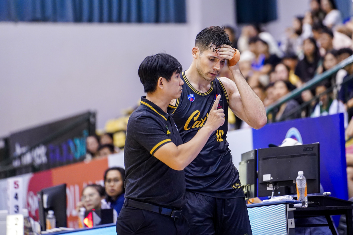 Huấn luyện viên Minh Nghĩa động viên trung phong Yevgen Sakhniuk. Ảnh: VBA Huấn luyện viên Minh Nghĩa động viên trung phong Yevgen Sakhniuk. Ảnh: VBA