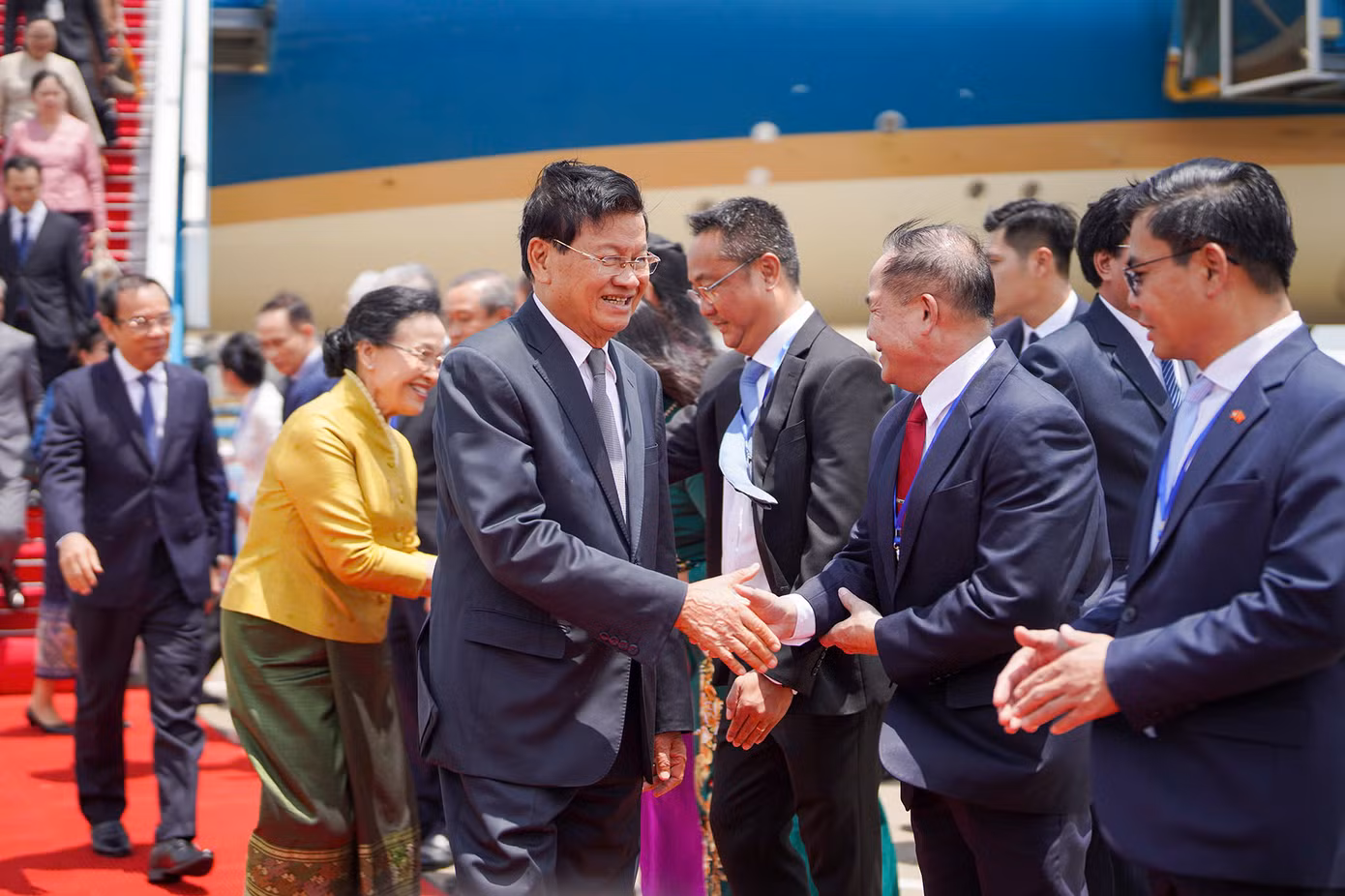 Đón đoàn đại biểu cấp cao Đảng, Nhà nước Lào, có Ủy viên Bộ Chính trị, Bí thư Thành ủy TPHCM Nguyễn Văn Nên, cùng các lãnh đạo Thành ủy, HĐND, UBND, Ủy ban MTTQ Việt Nam TPHCM. Ảnh: Phạm Nguyễn