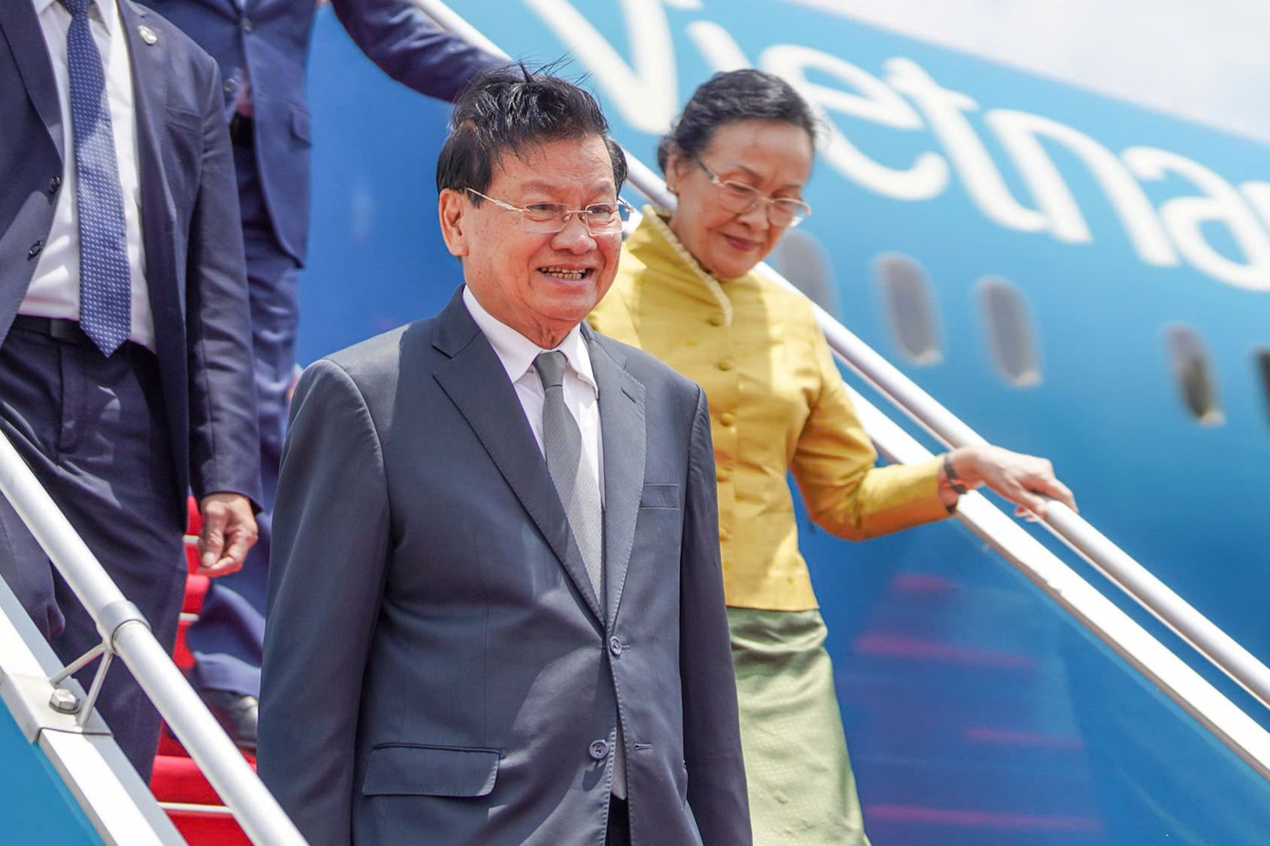 Tổng Bí thư, Chủ tịch nước Lào Thongloun Sisoulith và Phu nhân bước xuống từ máy bay, khởi đầu chuyến thăm TPHCM. Ảnh: Phạm Nguyễn Tổng Bí thư, Chủ tịch nước Lào Thongloun Sisoulith và Phu nhân bước xuống từ máy bay, khởi đầu chuyến thăm TPHCM. Ảnh: Phạm Nguyễn