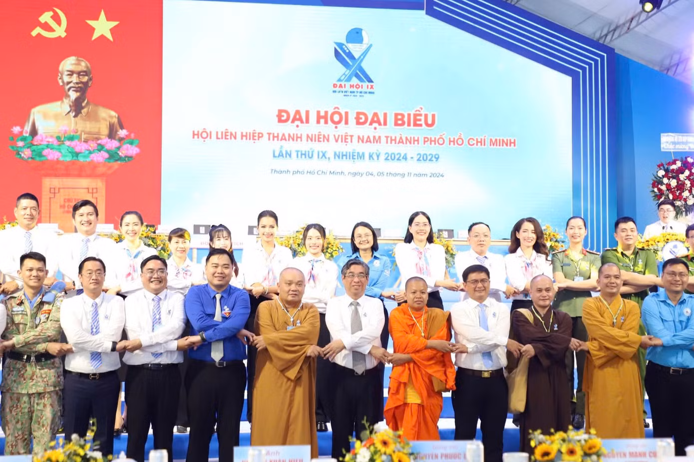 Lãnh đạo TPHCM chụp ảnh lưu niệm cùng đại biểu dự đại hội.