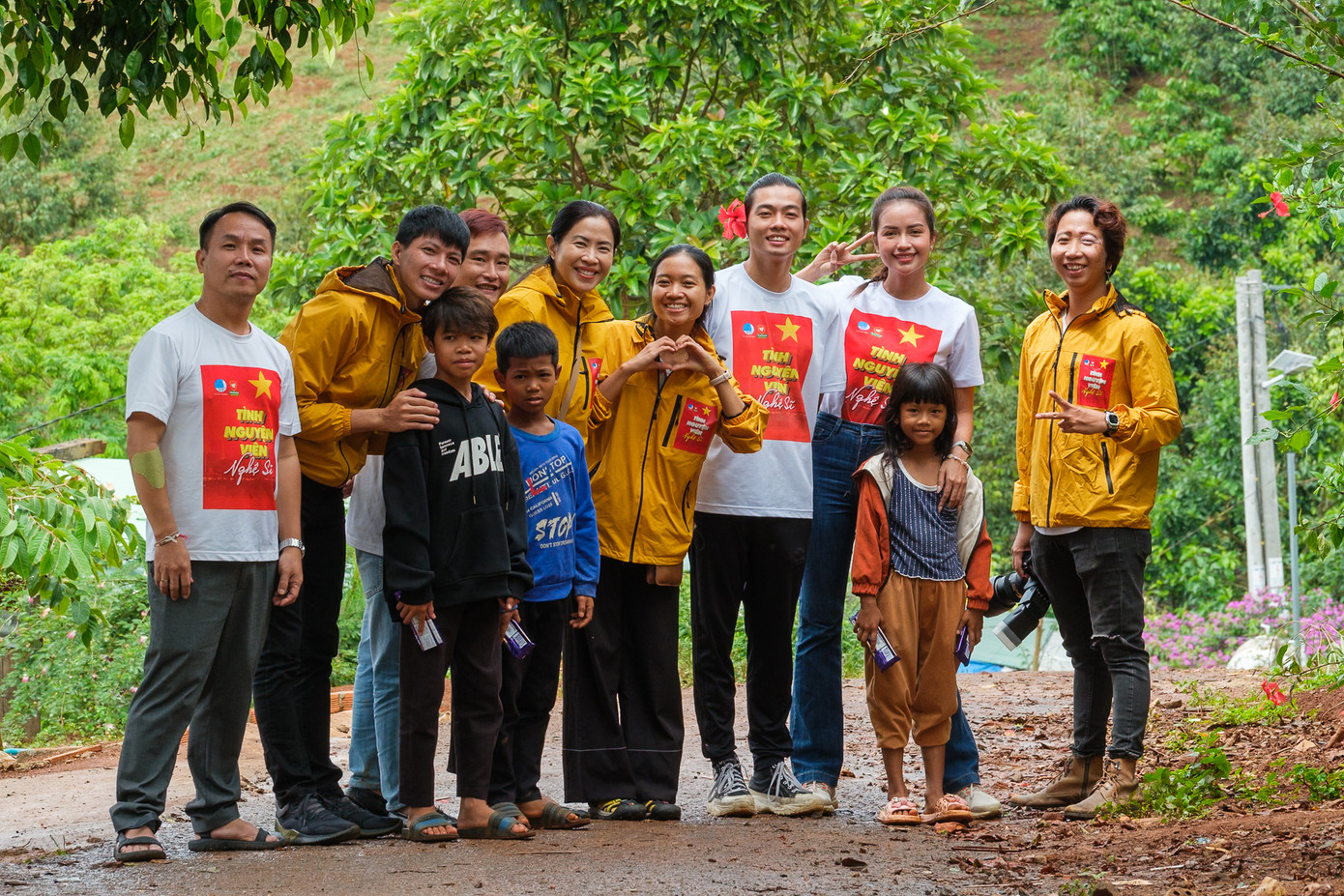 Các văn nghệ sĩ đồng hành cùng với trẻ em khó khăn. Ảnh: Nguyễn Hiền Các văn nghệ sĩ đồng hành cùng với trẻ em khó khăn. Ảnh: Nguyễn Hiền
