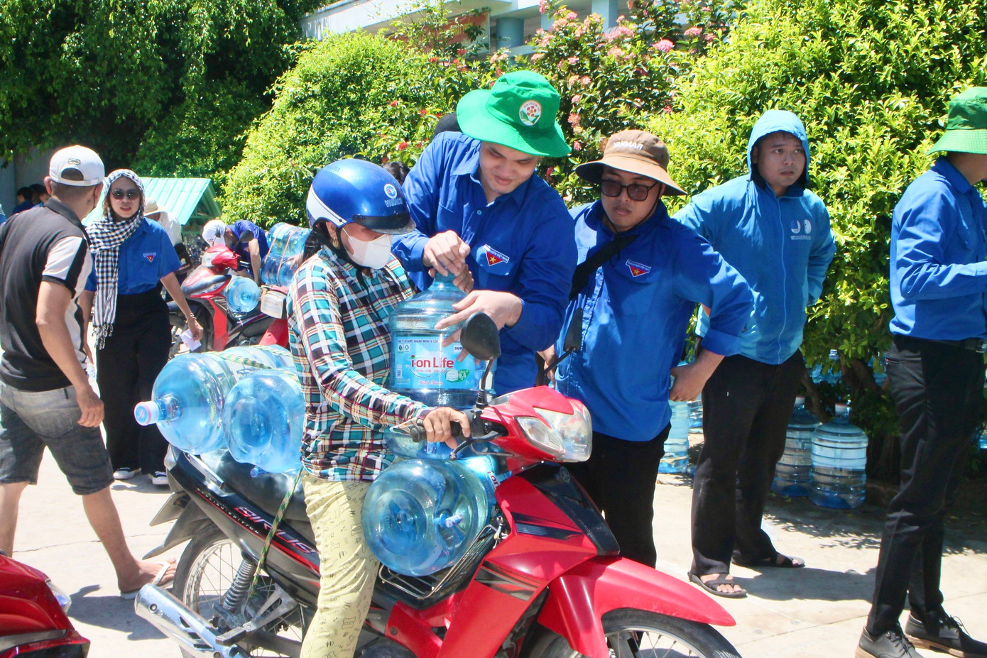 Hình ảnh các bạn đoàn viên, thanh niên cố hết sức nâng và đặt hai thùng nước 20L nặng trịch ngay ngắn trên yên xe để bà con chở về nhà đã để lại ấn tượng sâu đậm về tinh thần tình nguyện của tổ chức Đoàn.