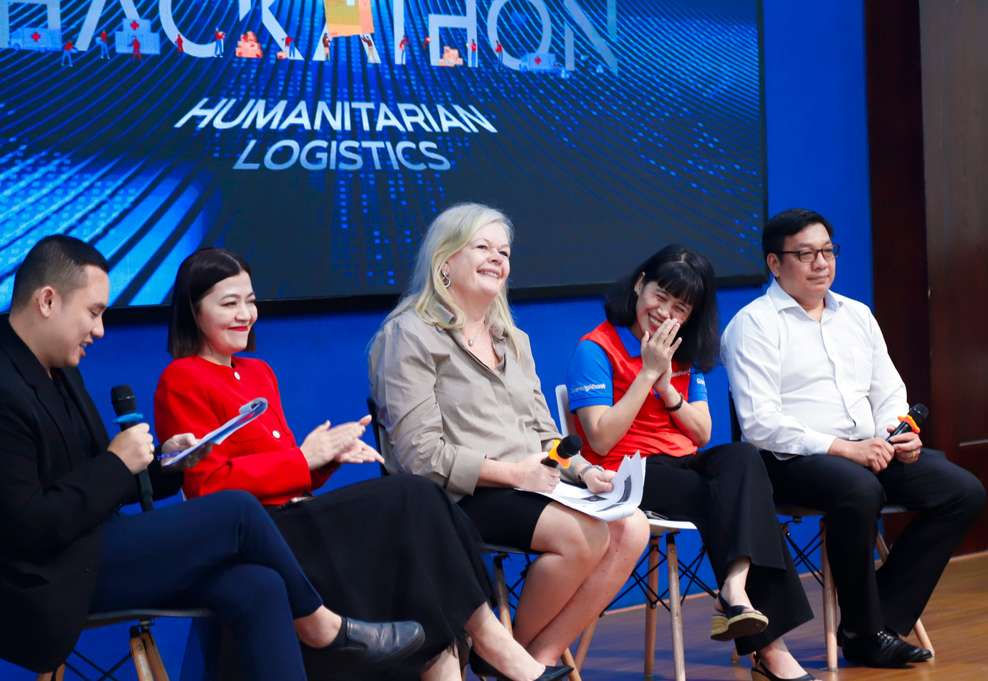 GS.TS Andreas Kaplan, Hiệu trưởng Đại học Kühne Logistics – đơn vị đồng tổ chức Hackathon 2025, nhận định: "Khó khăn trong việc đảm bảo hàng viện trợ đến đúng nơi, đúng thời điểm và đúng đối tượng đòi hỏi sự đổi mới tư duy chiến lược, cùng sự hợp tác chặt chẽ giữa chính phủ, tổ chức và doanh nghiệp.” GS.TS Andreas Kaplan, Hiệu trưởng Đại học Kühne Logistics – đơn vị đồng tổ chức Hackathon 2025, nhận định: "Khó khăn trong việc đảm bảo hàng viện trợ đến đúng nơi, đúng thời điểm và đúng đối tượng đòi hỏi sự đổi mới tư duy chiến lược, cùng sự hợp tác chặt chẽ giữa chính phủ, tổ chức và doanh nghiệp.”