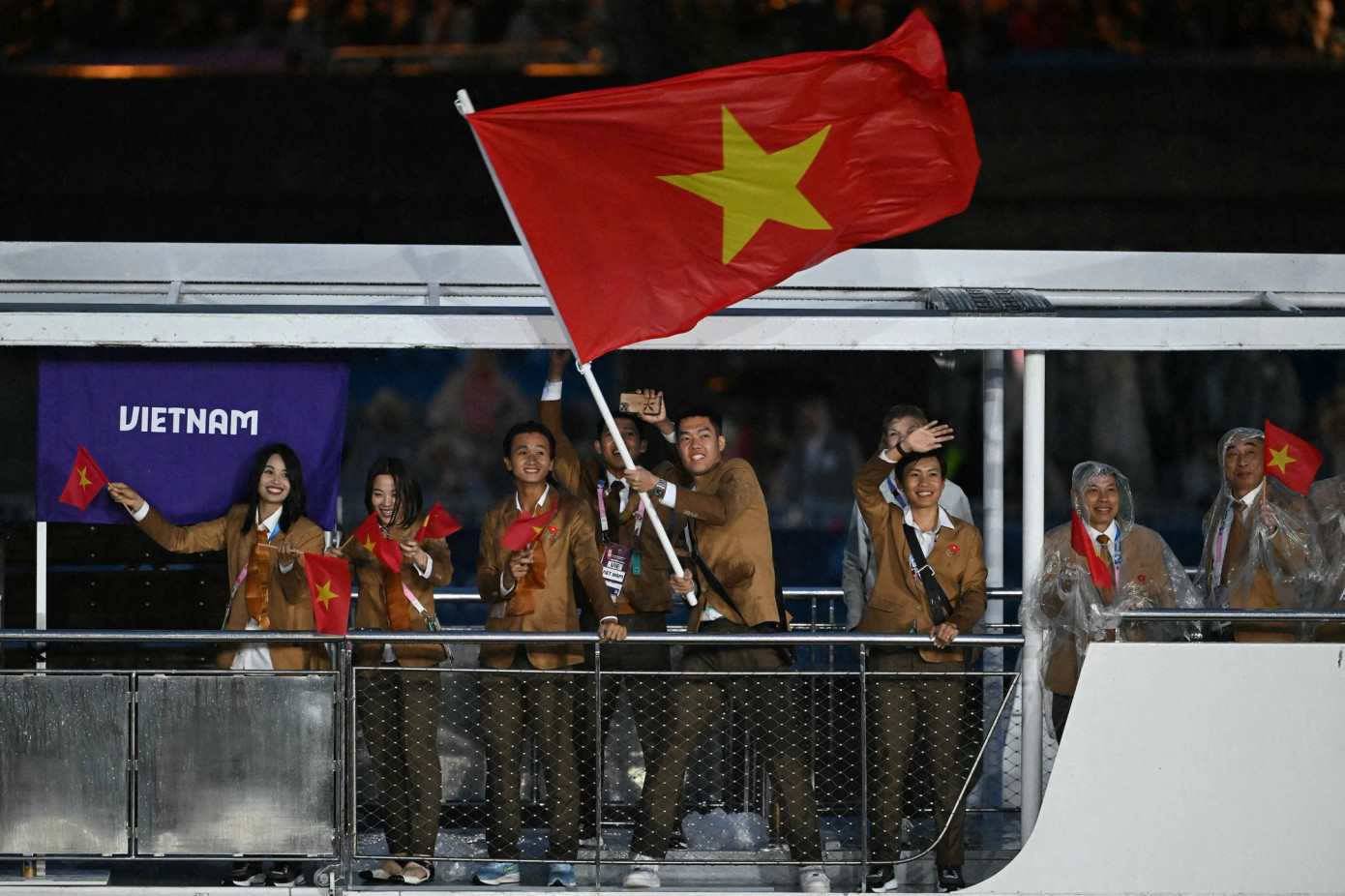 Đoàn thể thao Việt Nam tại lễ khai mạc Olympic Paris 2024, tay vợt Lê Đức Phát là người cầm cờ. Ảnh: AFP Đoàn thể thao Việt Nam tại lễ khai mạc Olympic Paris 2024, tay vợt Lê Đức Phát là người cầm cờ. Ảnh: AFP