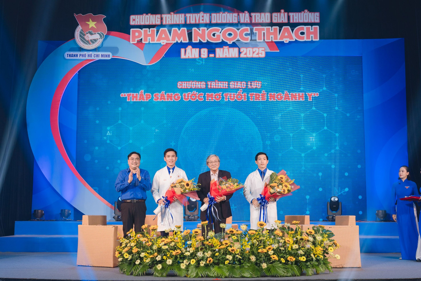 Anh Ngô Minh Hải - Bí thư Thành Đoàn TPHCM tri ân các thầy thuốc trẻ điển hình trong khuôn khổ chương trình giao lưu "Thắp sáng ước mơ tuổi trẻ ngành y".