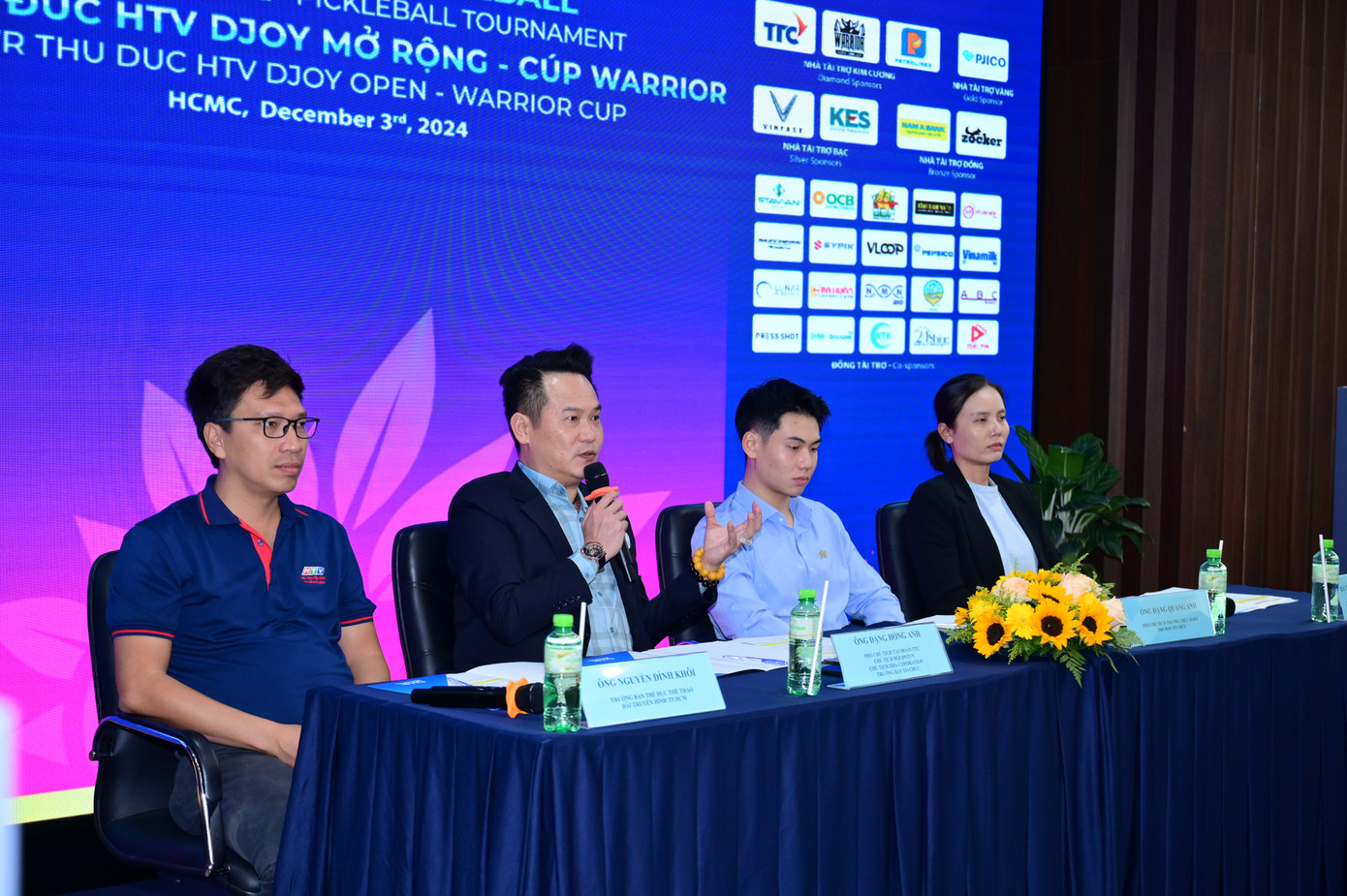 Ban tổ chức trả lời báo chí. Ban tổ chức trả lời báo chí.