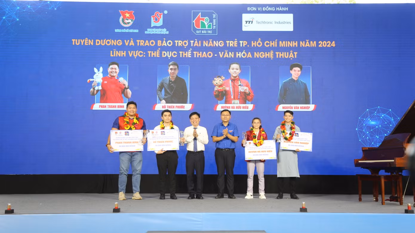 Anh Trương Minh Tước Nguyên - Phó Bí thư thường trực Thành Đoàn TPHCM, trao bảo trợ đến các tài năng trẻ TPHCM năm 2024.