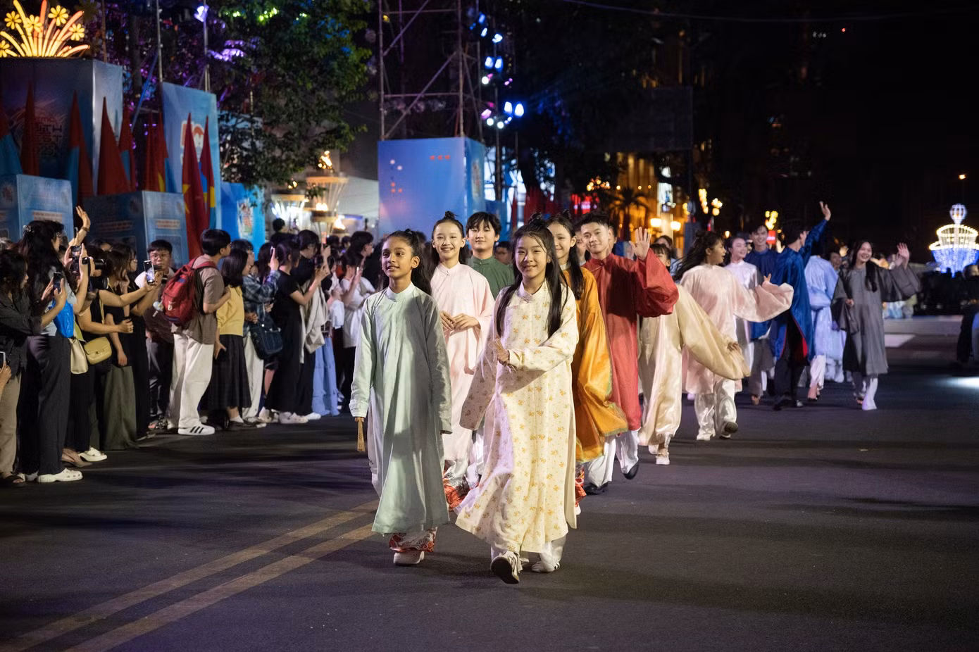 Màn đồng diễn Việt phục kết hợp flashmob trên nền ca khúc "Một vòng Việt Nam" đã tạo nên bầu không khí hoành tráng, hào hùng. Ảnh: BTC Màn đồng diễn Việt phục kết hợp flashmob trên nền ca khúc "Một vòng Việt Nam" đã tạo nên bầu không khí hoành tráng, hào hùng. Ảnh: BTC