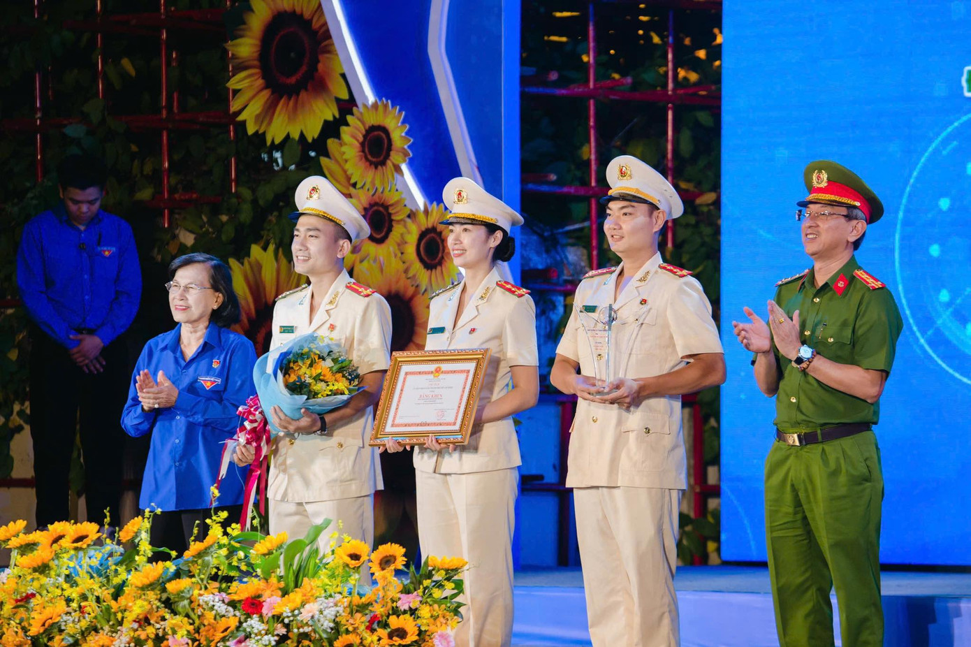 Đoàn thanh niên Công an TPHCM nhận giải với công trình "Tuổi trẻ Công an TPHCM xung kích thực hiện đề án 06/CP phát triển ứng dụng dữ liệu về dân cư, định danh và xác thực điện tử phục vụ chuyển đổi số quốc gia 2022-2025, tầm nhìn 2030". Đoàn thanh niên Công an TPHCM nhận giải với công trình "Tuổi trẻ Công an TPHCM xung kích thực hiện đề án 06/CP phát triển ứng dụng dữ liệu về dân cư, định danh và xác thực điện tử phục vụ chuyển đổi số quốc gia 2022-2025, tầm nhìn 2030".