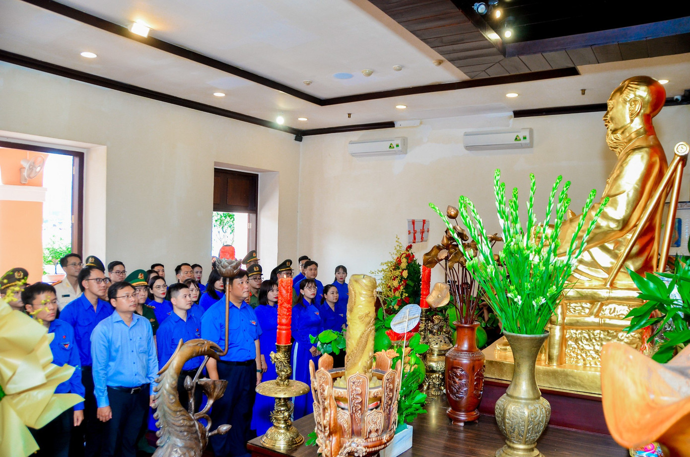 Toàn cảnh Lễ dâng hoa dâng hương tưởng niệm Chủ tịch Hồ Chí Minh. Ảnh: Phú Quang